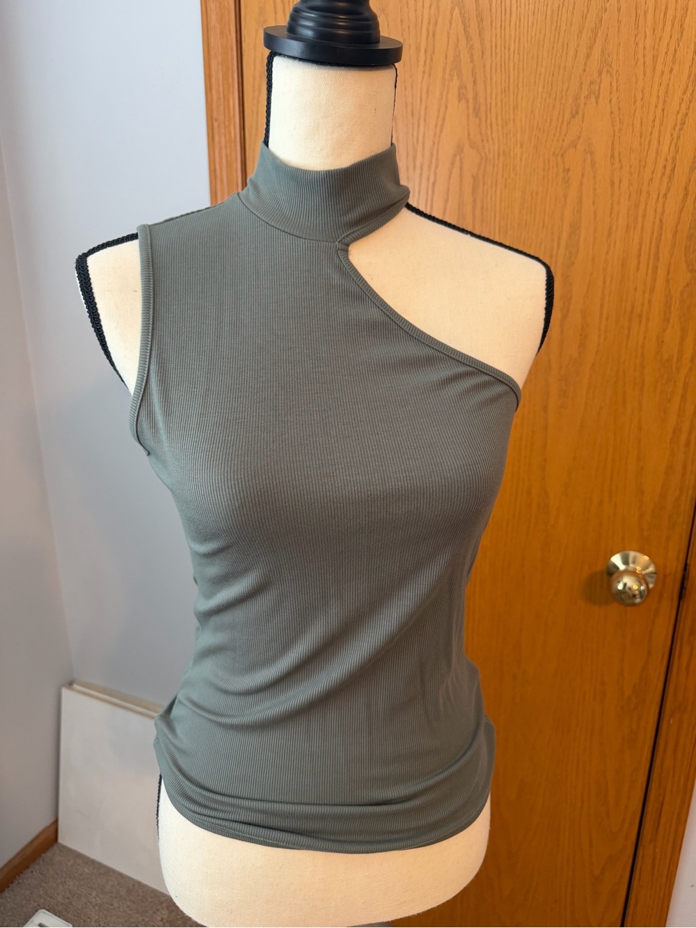 The Buckle Women’s Sleeveless Mock Neck One-Shoulder Top - Olive Green
